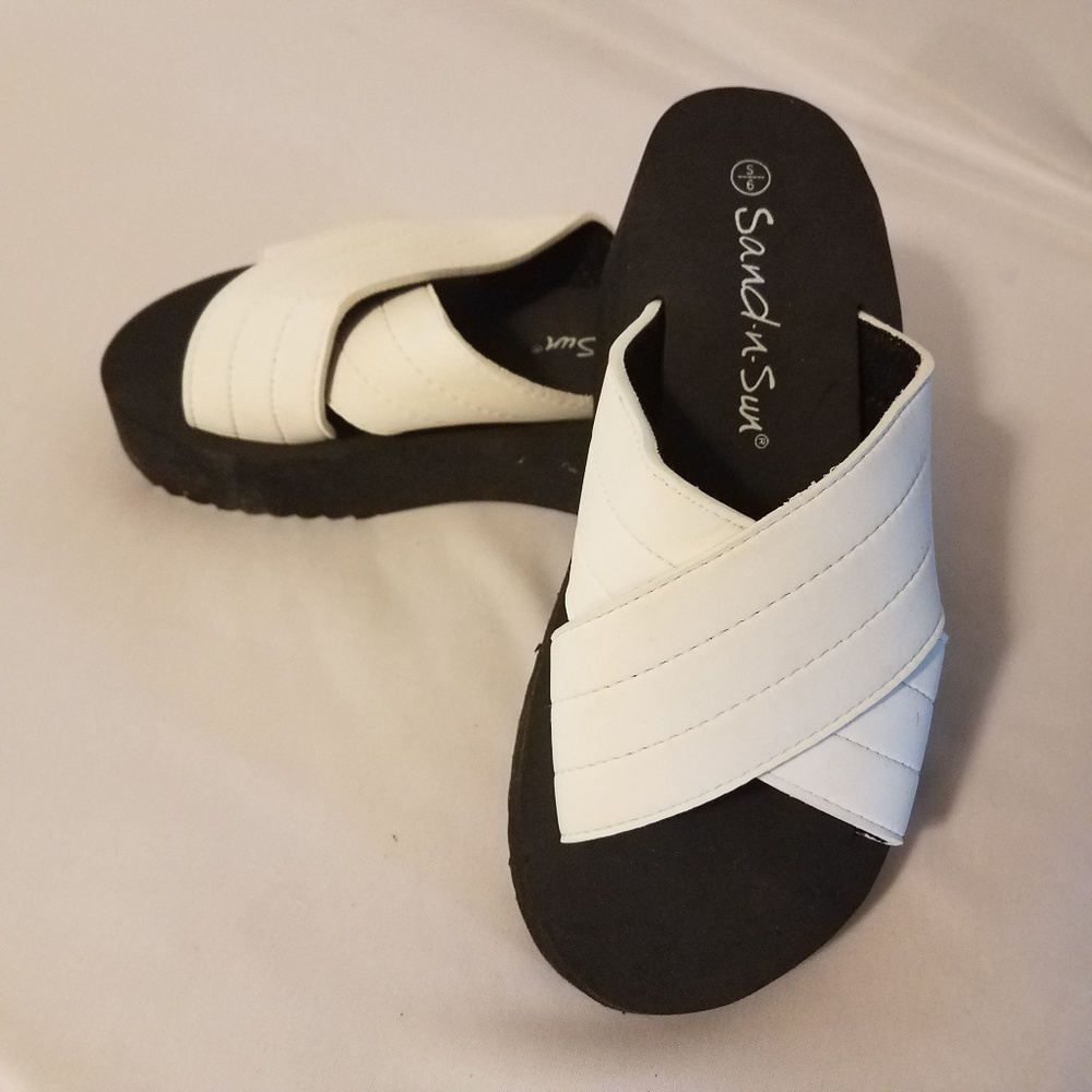 Sun n' Sand White and Black Flops Size 6